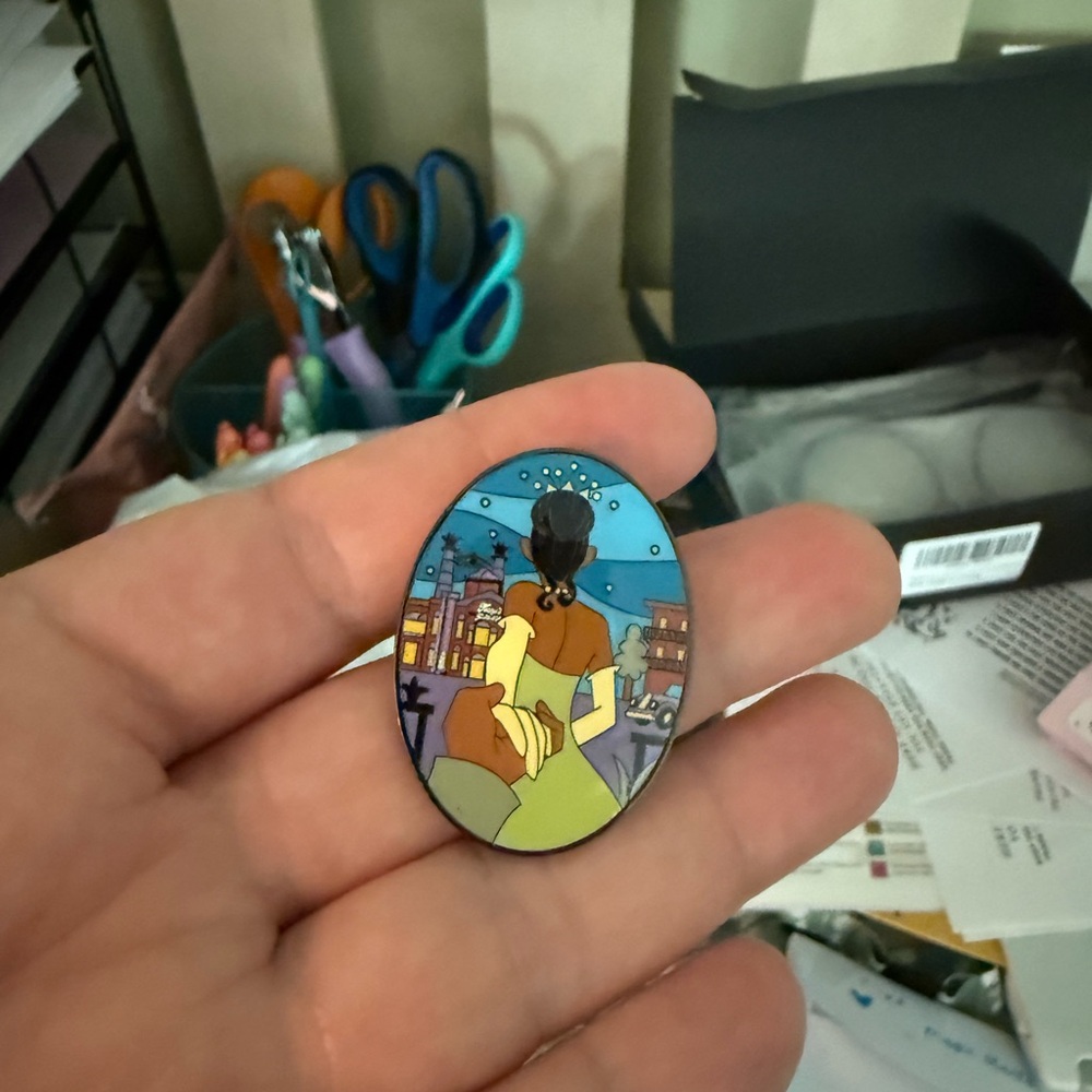 Disney Hand Holding Pin- Tiana